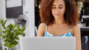 Top 3 des meilleures plateformes de créateurs de contenu certifiées par reconnaissance faciale