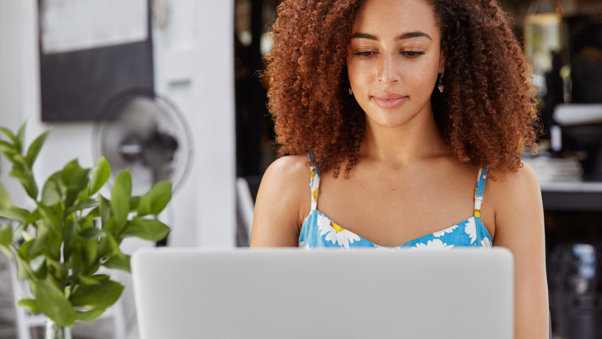 Top 3 des meilleures plateformes de créateurs de contenu certifiées par reconnaissance faciale